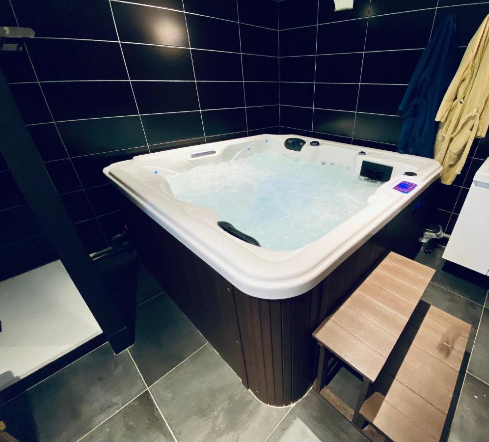 Escapade Romantique - Jacuzzi Et Parking Prive - 002 Apartment รูออง ภายนอก รูปภาพ