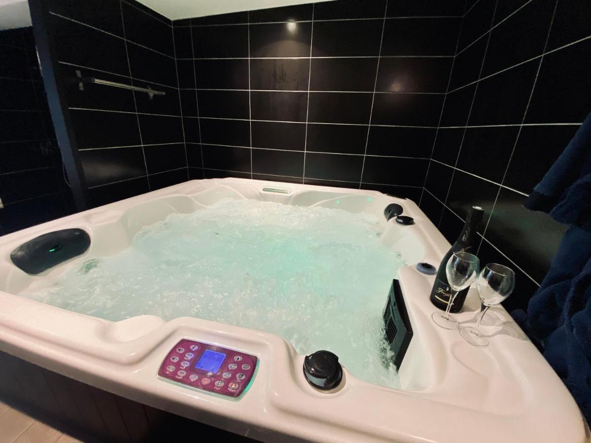 Escapade Romantique - Jacuzzi Et Parking Prive - 002 Apartment รูออง ภายนอก รูปภาพ
