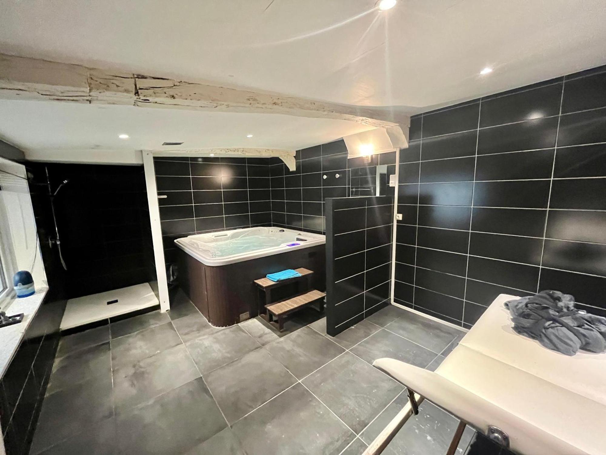 Escapade Romantique - Jacuzzi Et Parking Prive - 002 Apartment รูออง ภายนอก รูปภาพ